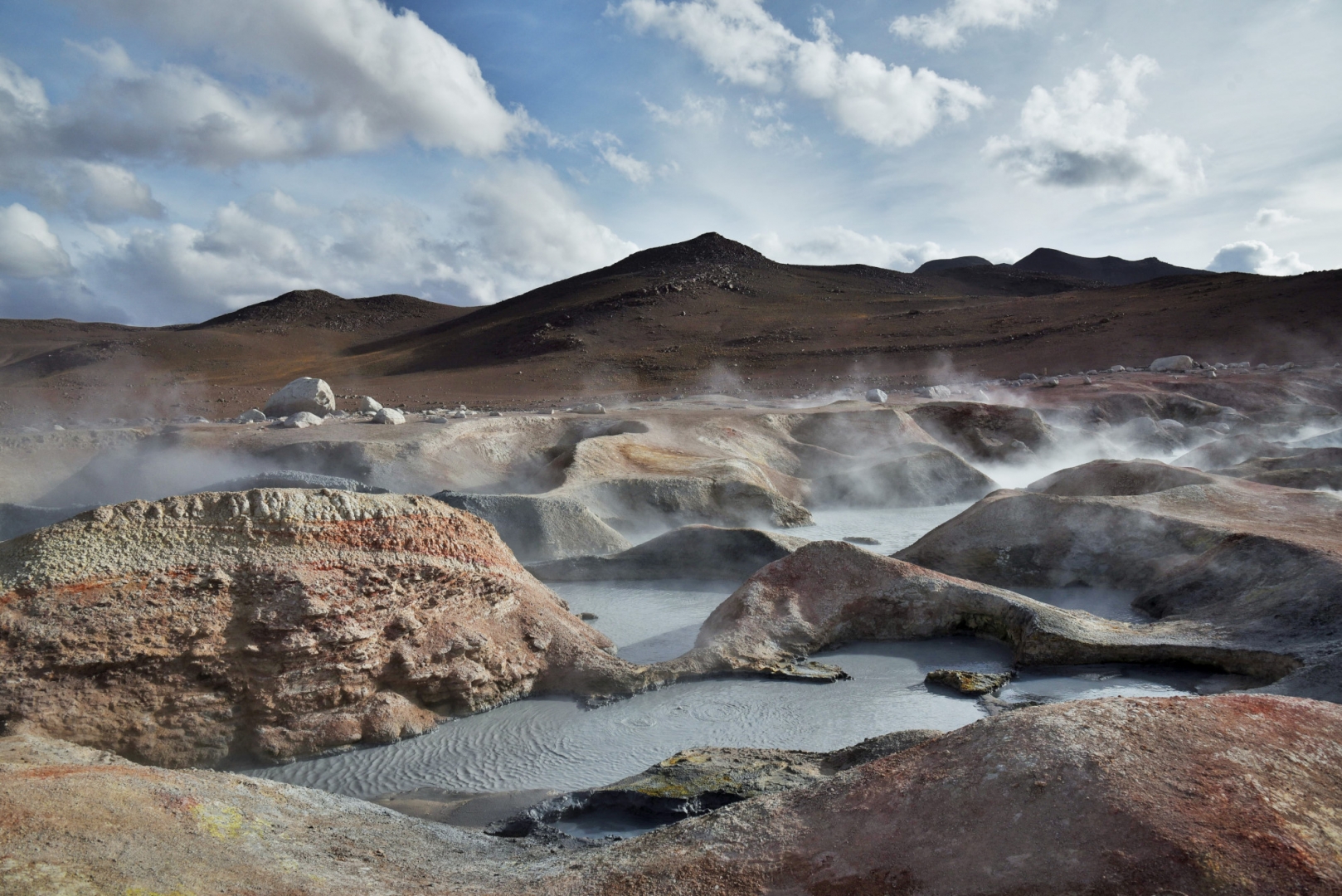 Соль-де-Манья́на – «утреннее Солнце», геотермальная зона активных гейзеров, расположенных на высоте 4850 метров. Боливия
