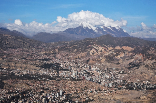 Совершить самую быструю и дешёвую экскурсию в Ла Пасе возможно, перемещаясь на воздушном городском метро. Ла Пас, вид сверху из кабины фуникулёра Mi Teleferico. Ла Пас, Боливия
