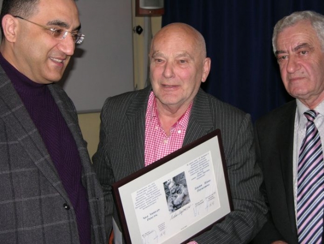 Ким Бакши (в центре) удостоен премии им. Левона Мкртчяна — первого ректора РАУ