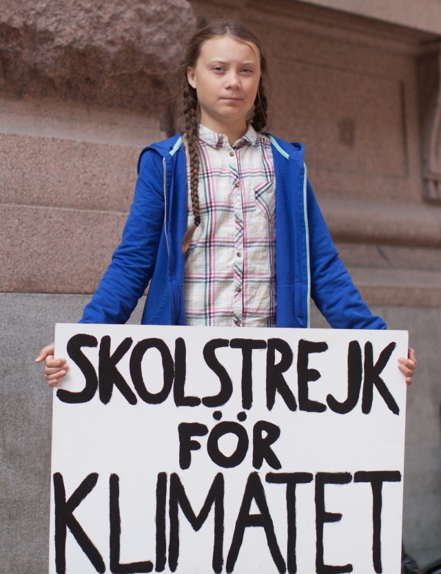 Грета Тунберг у здания шведского парламента с плакатом «Школьная забастовка за климат». Август 2018 года