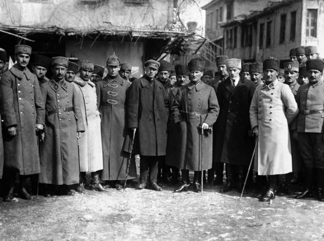Мустафа Кемаль Ататюрк во время перерыва на чай с советскими союзниками. 1922