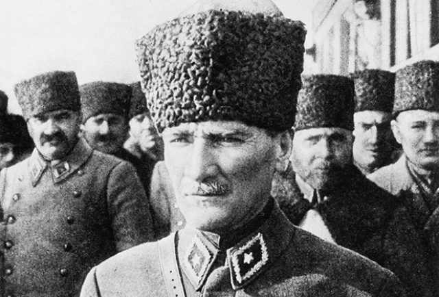 Мустафа Кемаль Ататюрк в форме маршала