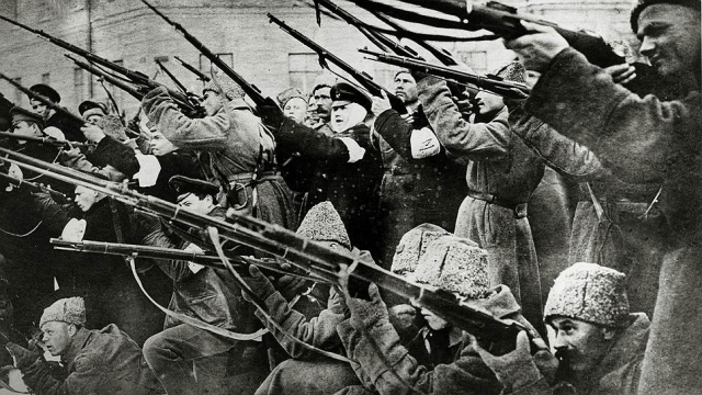 На улицах Петрограда. 1917