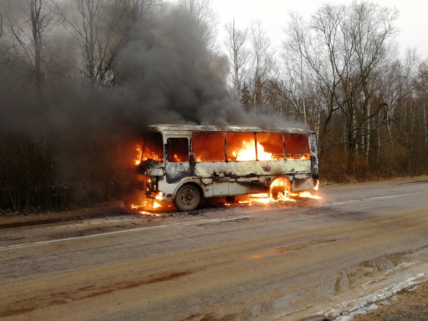 Пассажирский автобус загорелся на ходу в Омской области