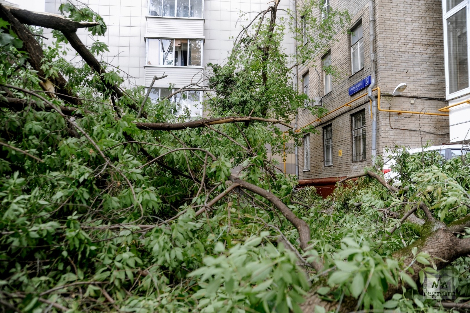 Сильный ветер разрушил стену жилого дома в Новосибирской области