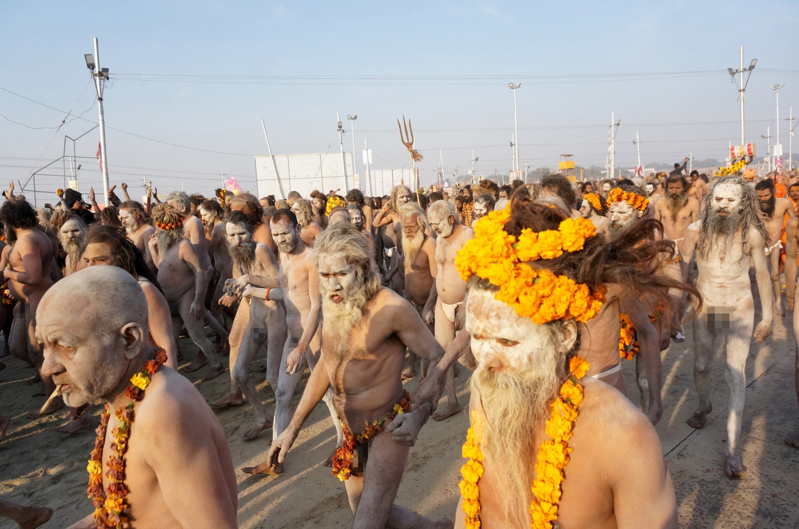 Нага Баба первыми идут на омовение в место слияние священных рек Ганги, Ямуны и Сарасвати — центральное событие Кумбха Мелы
