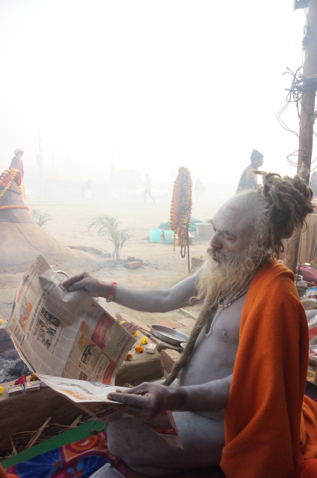 Каждое утро газетчики приносят в лагерь свежую прессу с последними новостями фестиваля