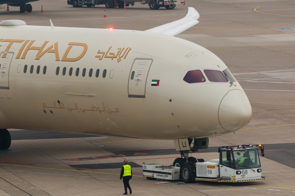 Рейс абу даби. Etihad Шереметьево. Etihad в Домодедово. Etihad Airways Abu Dhabi Moscow. Самолет Абу Даби Москва.