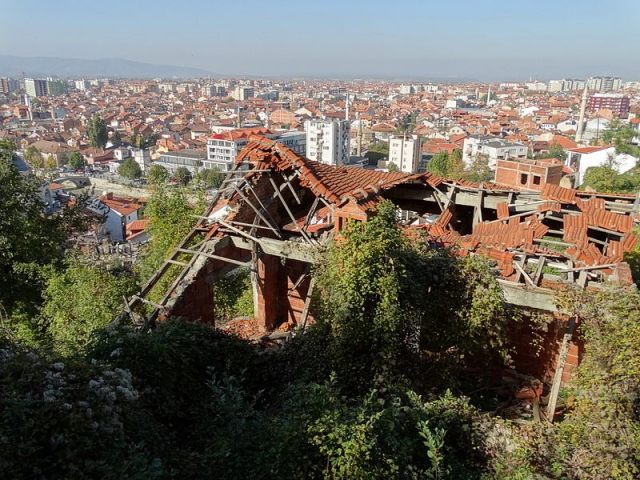 Разрушенные албанцами дома местных сербов. Косово
