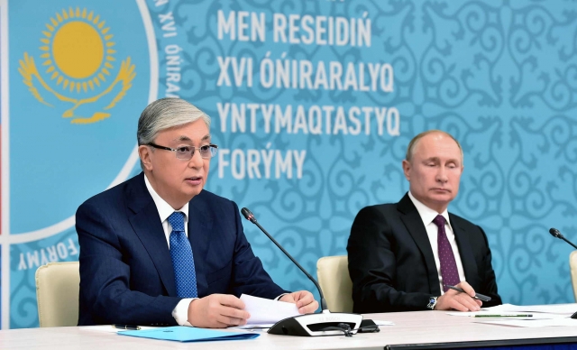 Касым-Жомарт Токаев и Владимир Путин на XVI российско-казахстанском форуме в Омске