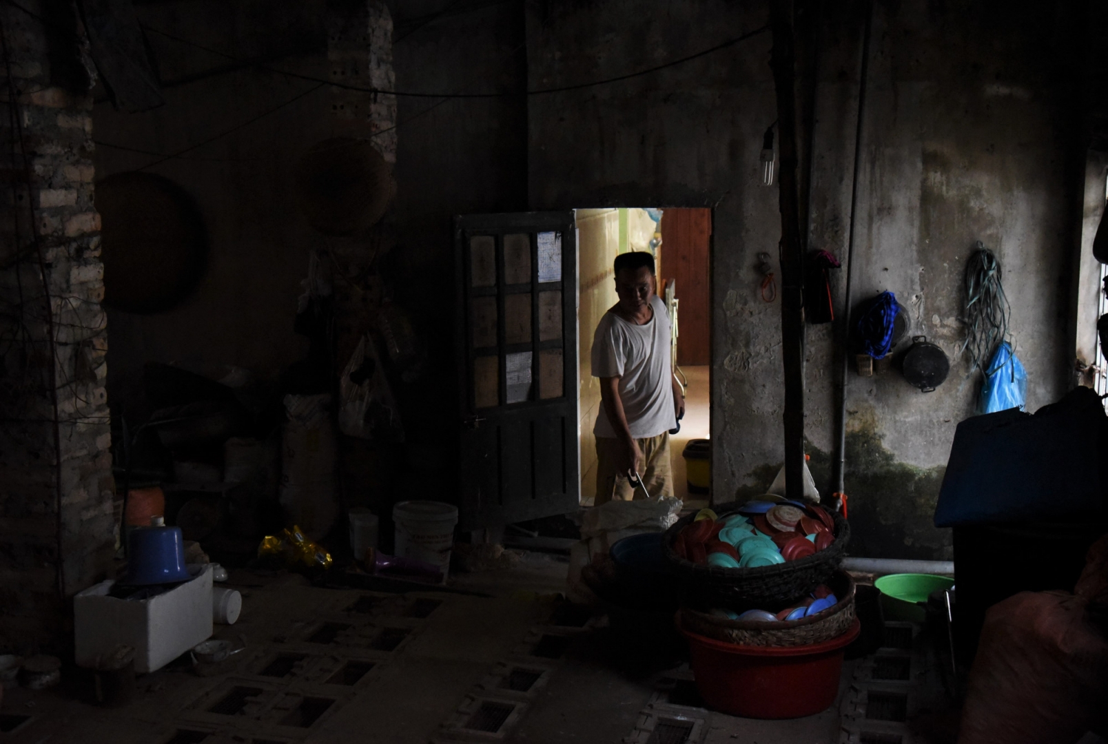 Van Hai в помещении для содержания змей. Его ферма насчитывает более 700 особей кобры и крысиной змеи. Винь Сон. Вьетнам