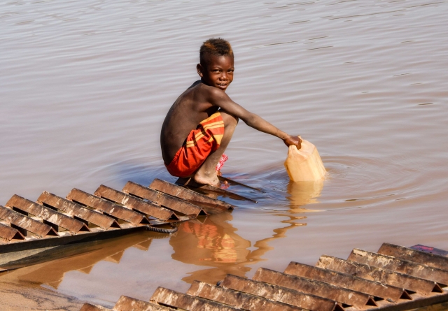 Мальчик набирает воду для питья. Мадагаскар 