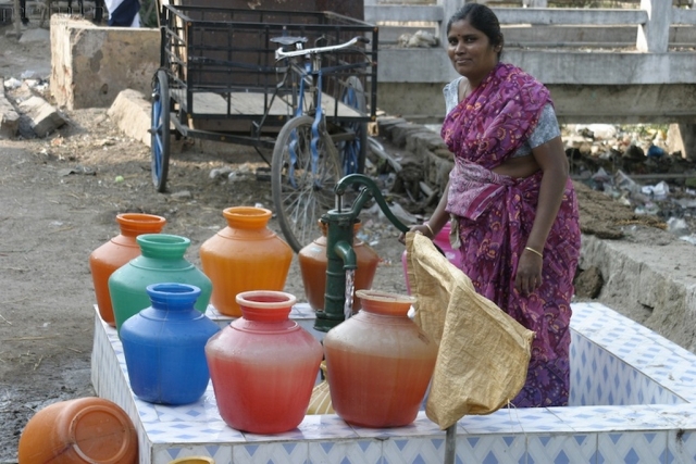 Женщина набирает питьевую воду. Индия 