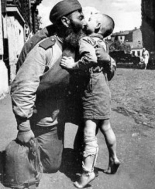 1945 год. Советский солдат с Победой вернулся домой. Историческое фото