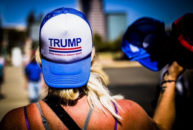 Сторонница Трампа. Надпись на кепке — «Сделаем Америку снова великой» 