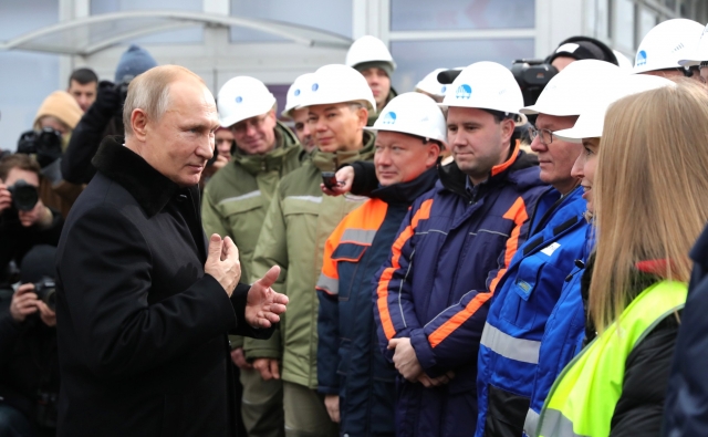 Владимир Путин принял участие в открытии автодороги М11 Москва – Санкт-Петербург и кратко пообщался со строителями. 27 ноября 2019 года, Санкт-Петербург