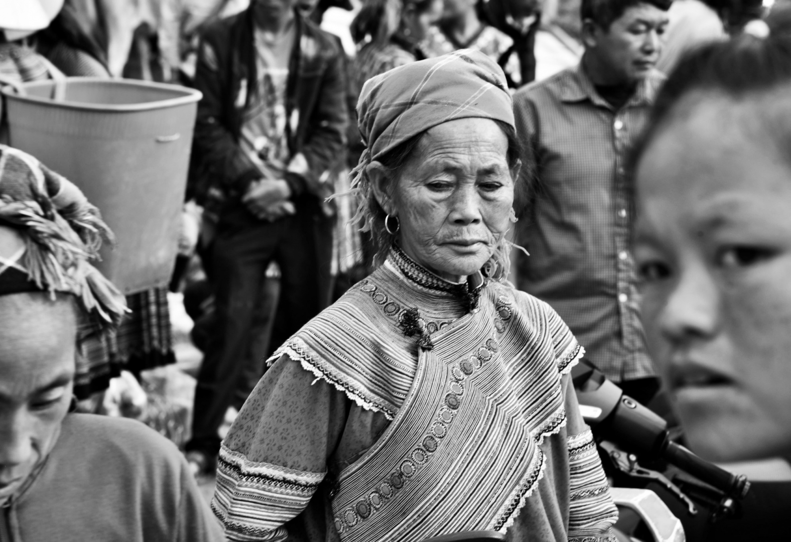 Представители племён хмонгов на рынке в Кан Кау. Северный Вьетнам