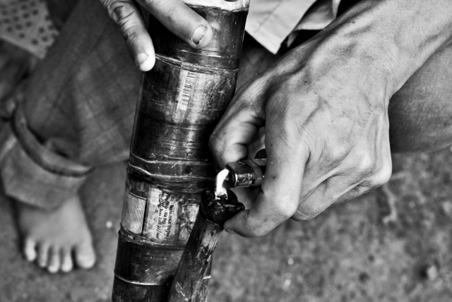 Диеу Кай – бамбуковая трубка, состоящая из двух частей. Раскуривание происходит с помощью воды и табака. Северный Вьетнам