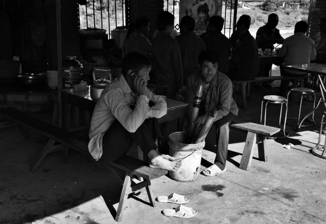 Мужчины курят традиционную бамбуковую трубку «диеу кай», которую также называют «вьетнамским кальяном». Бак Ха, Северный Вьетнам