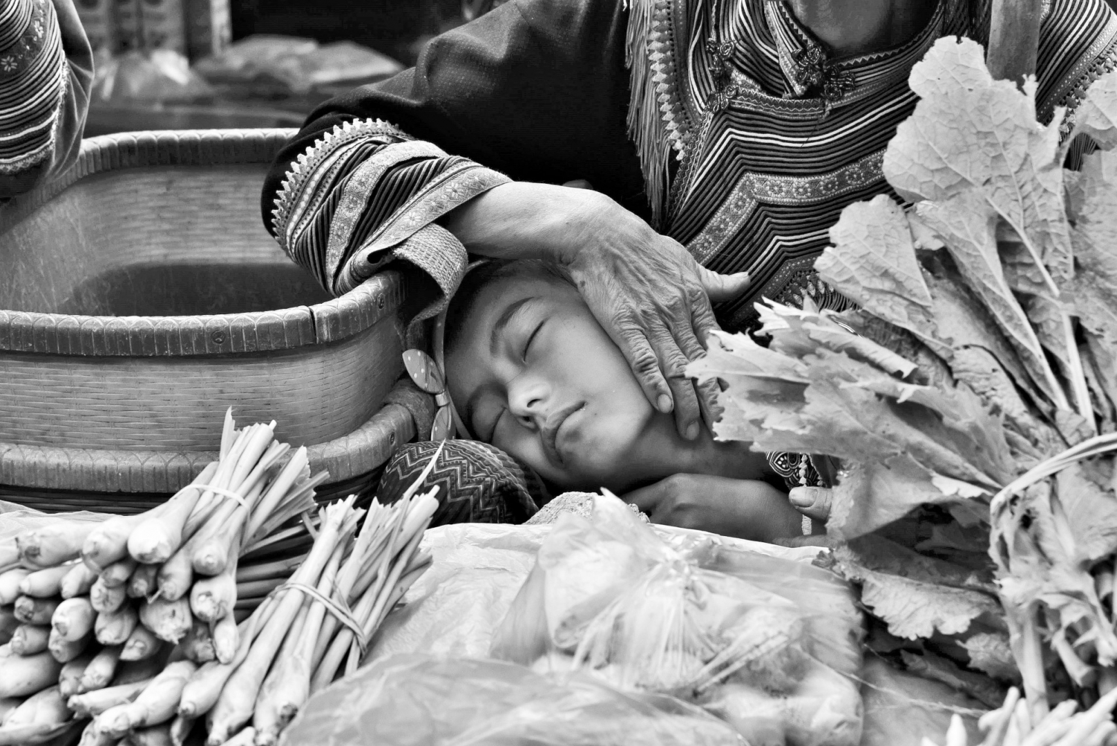 Девочка-хмонг спит на коленях у своей бабушки. Рынок в Кан Кау. Северный Вьетнам