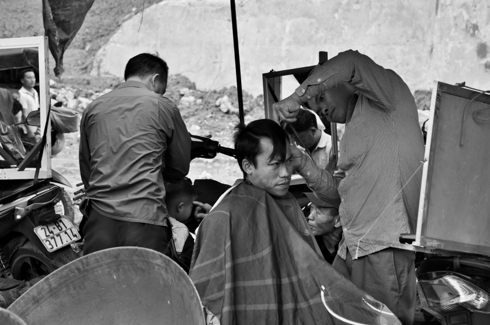Еще одна важная деталь рынков в провинции Лаокай — посещение цирюльника. Рынок в Кан Кау. Северный Вьетнам