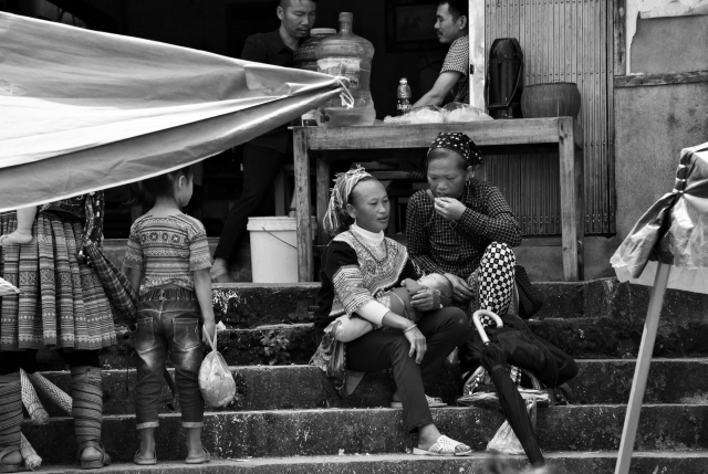 Женщины на воскресном рынке в Бак Ха. Северный Вьетнам