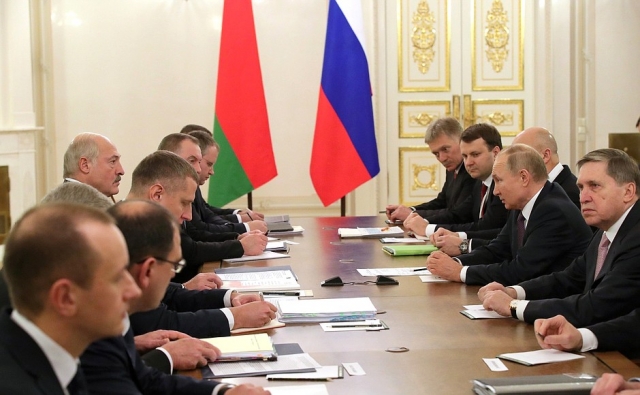 Встреча с президентом Белоруссии Александром Лукашенко перед началом заседания Высшего Евразийского экономического совета. 20 декабря 2019 года, Санкт-Петербург