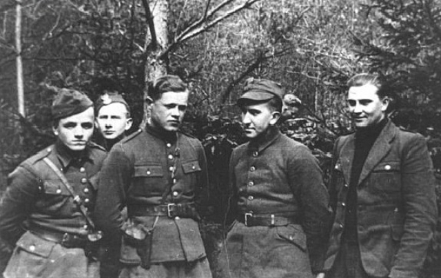 Михаил Витушко (крайний справа)