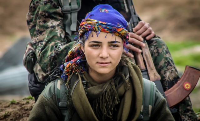 Боец курдского отряда самообороны (YPG) 