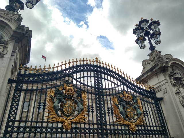 Букингемский дворец (Buckingham Palace) — официальная лондонская резиденция британских монархов. Центральная часть главного фасада и главные врата 