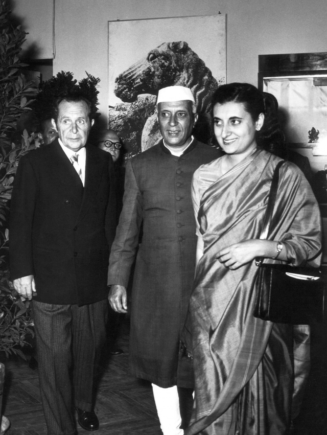 Слева направо Джузеппе Туччи, Джавахарлал Неру и Индира Ганди. 1930