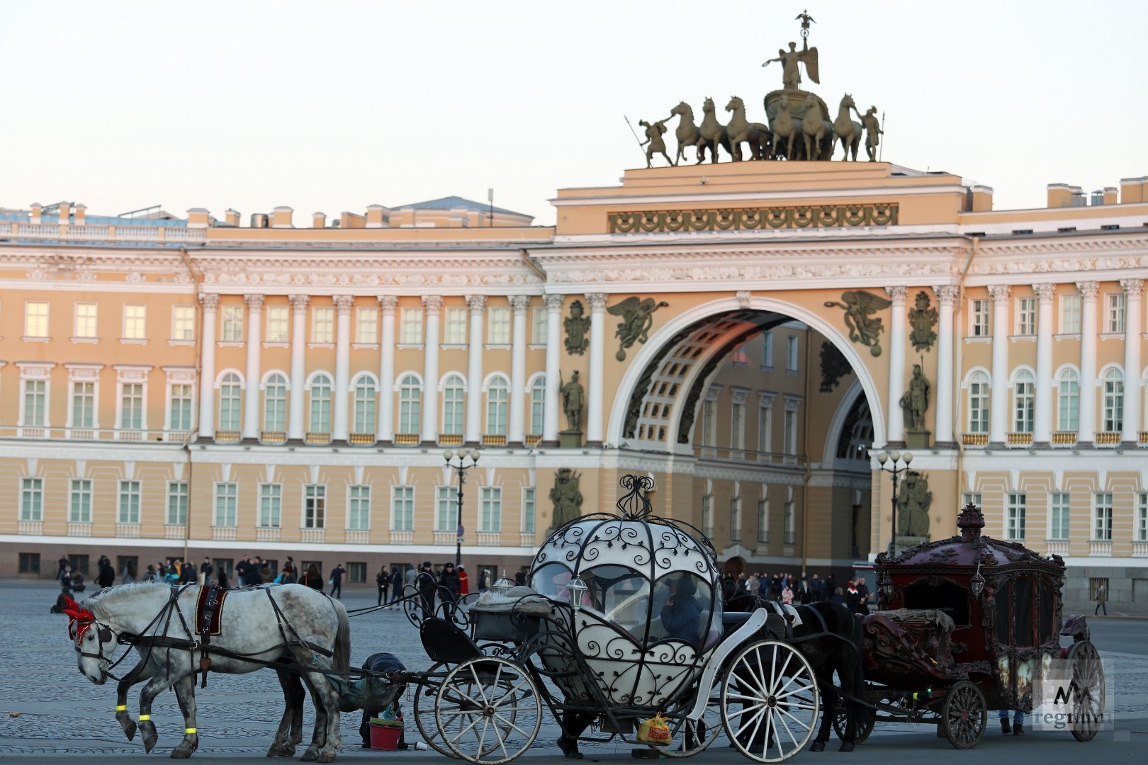 Камера наблюдения сняла наезд кареты на людей в Санкт-Петербурге