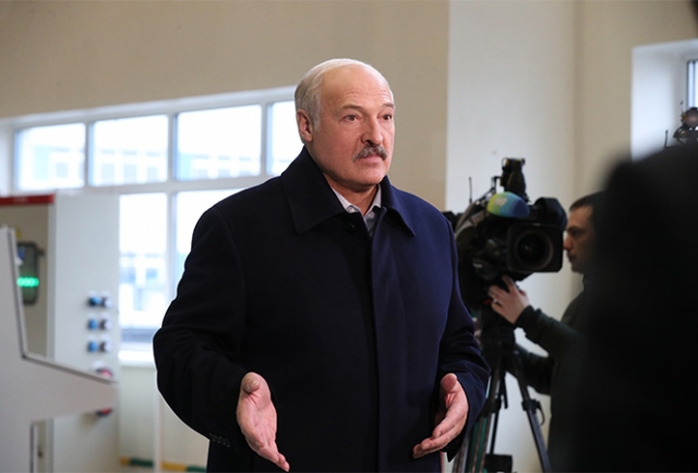 Александр Лукашенко во время посещения Добрушской бумажной фабрики «Герой труда», 4 февраля 2020 года