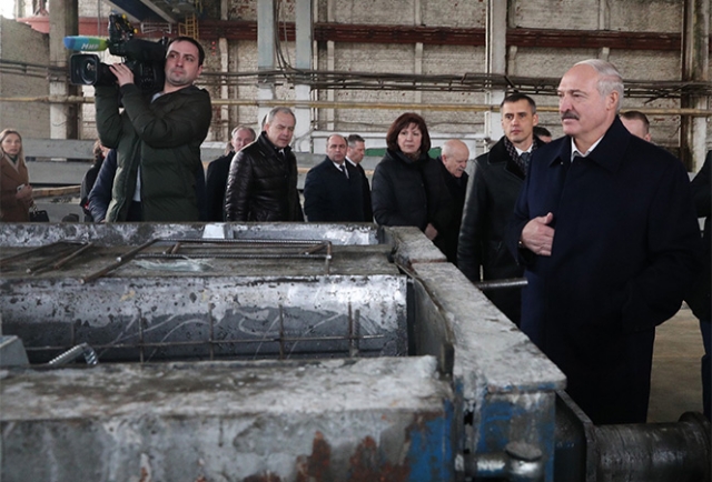 Александр Лукашенко во время посещения ОАО «Светлогорский завод железобетонных изделий и конструкций», 14 февраля 2020 года