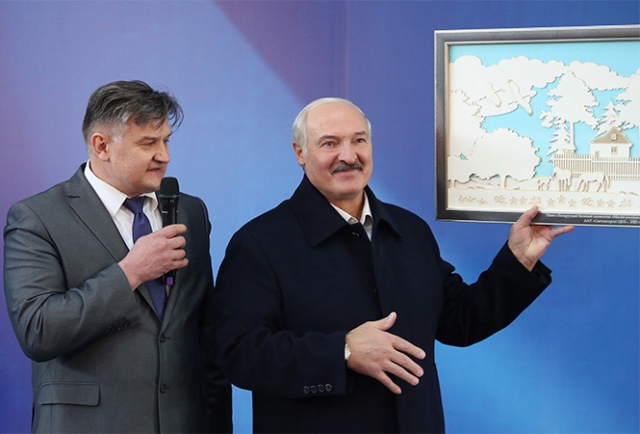 Работники предприятия после общения с Главой государства вручили ему подарок — панно, вырезанное из белорусской беленой целлюлозы, 14 февраля 2020 года