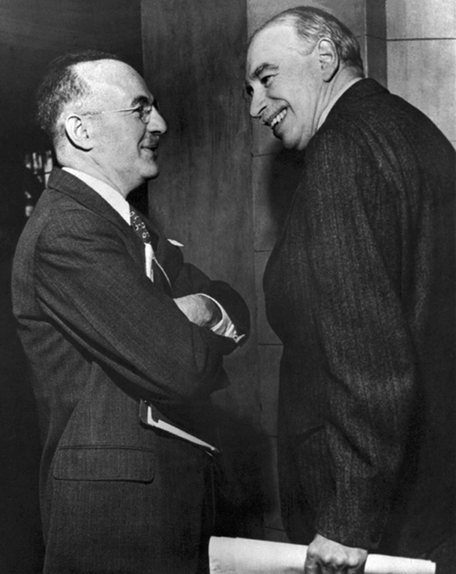 Гарри Декстер Уайт, представлявший на конференции США (слева), и Джон Мейнард Кейнс, представлявший Великобританию (справа), на Бреттон-Вудской конференции. 8 марта 1946 года