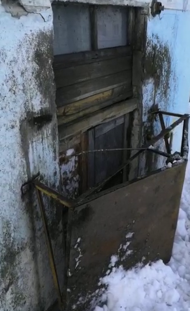 В Барнауле с дома упала часть ограждающей конструкции крыши и перегородила выход из подъезда