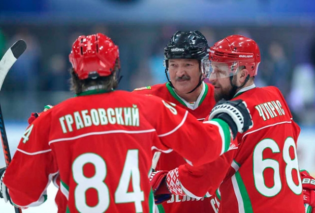 Александр Лукашенко во время хоккейного матча, 28 марта 2020 года