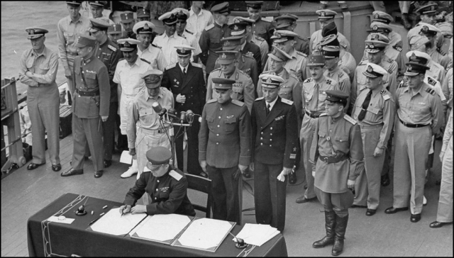 Церемония подписания Акта о капитуляции Японии. Представитель СССР генерал К.Н. Деревянко подписывает акт. 2 сентября 1945