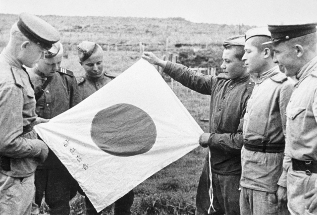 Красная Армия рассматривает флаг японских милитаристов, брошенный при отступлении 1945