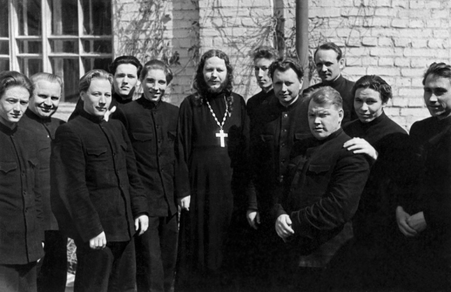Иоанн Снычёв (в центре) 