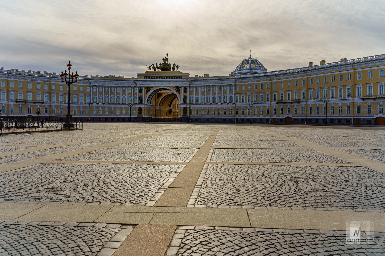 Дворцовая площадь в Санкт-Петербурге пустая