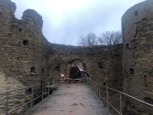 Разрушенный вход в крепость Копорье. 