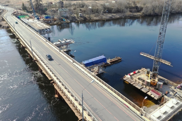 Подготовка к монтажу пролетного строения моста через Вуоксу в Ленинградской области. 