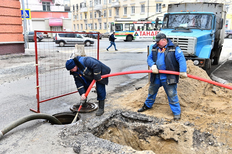 Меняют трубы на улице