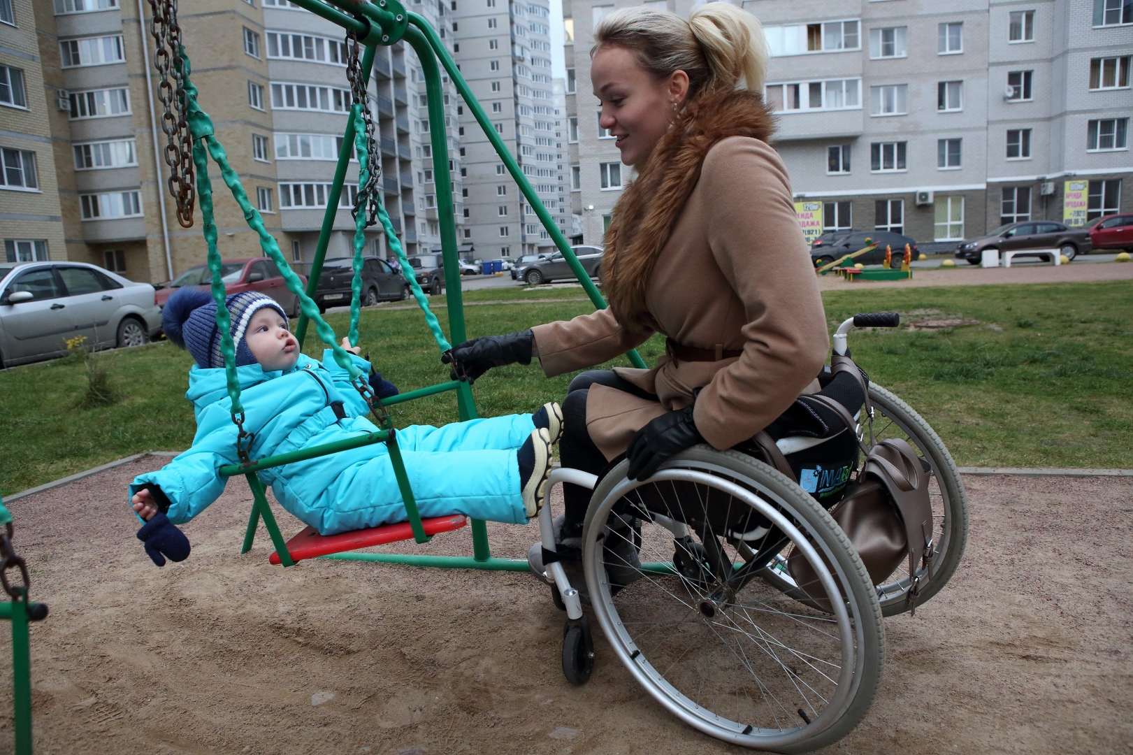 С сыном Мишей на киришской детской площадке