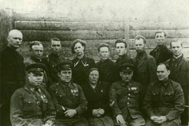 Делегация Чувашии в 324-ой подшефной дивизии. Апрель 1942