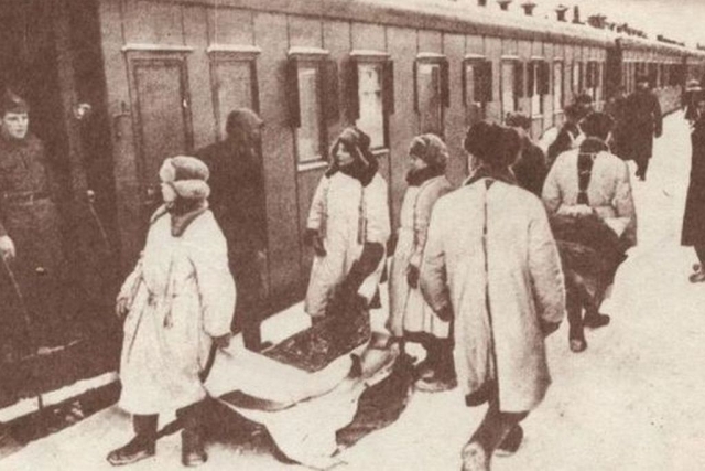 Выгрузка раненых на станции Канаш в зимнее время 