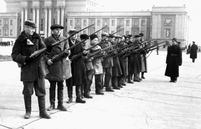 Занятия по стрельбе на площади Куйбышева. 1942