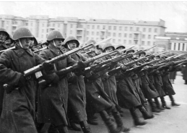 Военный парад в Куйбышеве в ноябре 1941 года